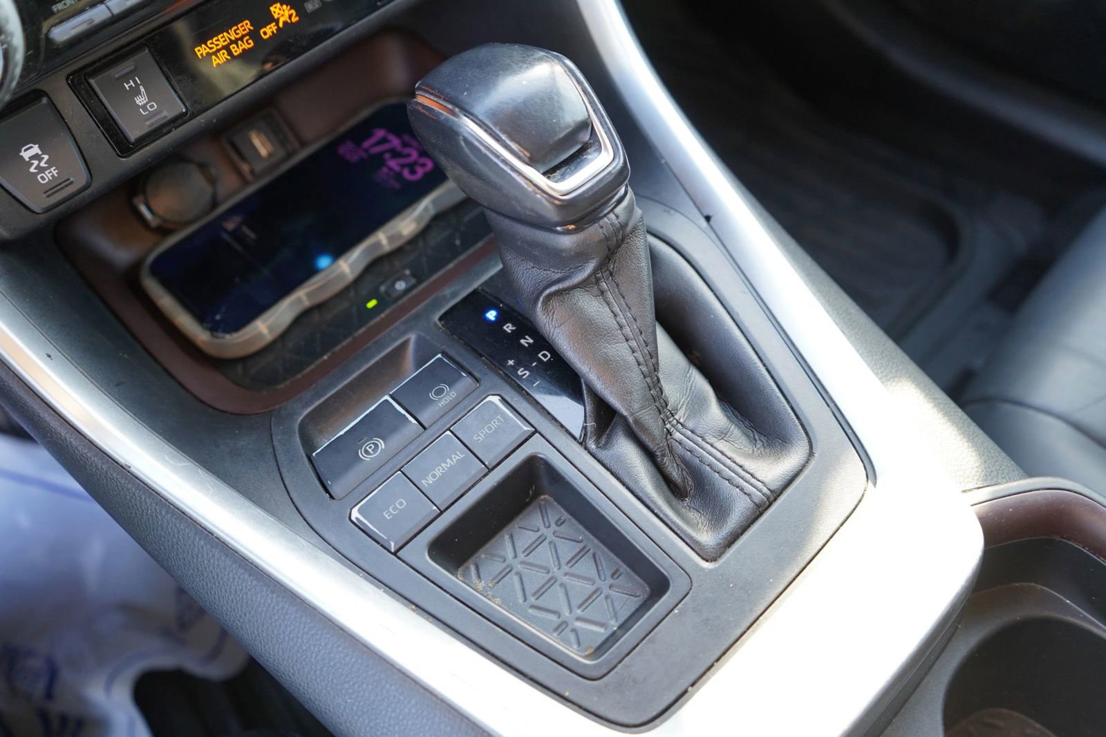 Used 2020 Toyota RAV4 Limited FWD image 12