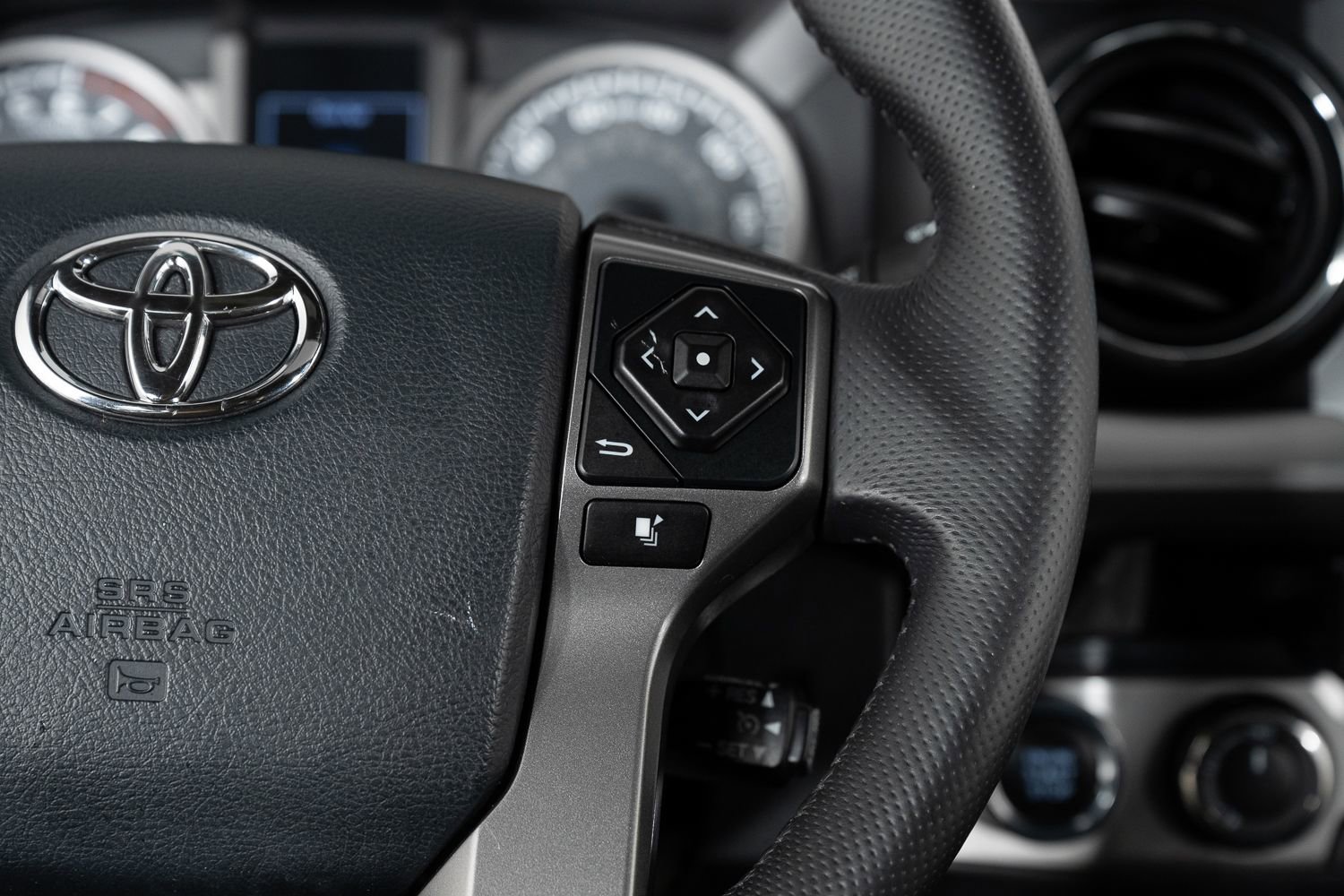 Used 2017 Toyota Tacoma Limited image 31