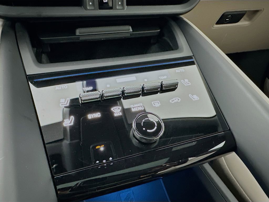 Certified 2025 Porsche Macan Electric image 23