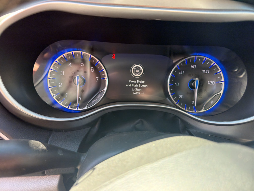 Used 2023 Chrysler Pacifica Touring-L FWD image 9