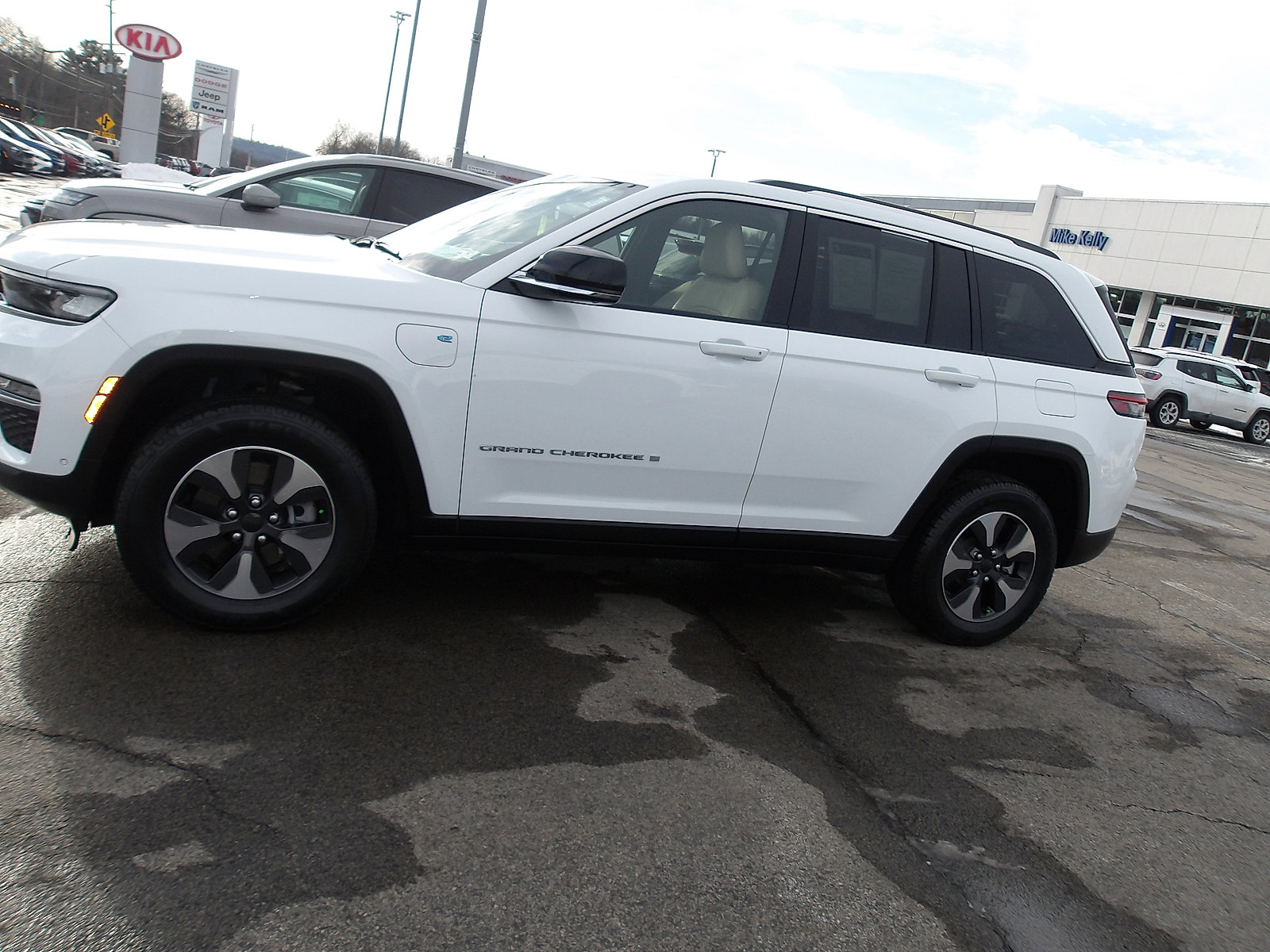 Used 2022 Jeep Grand Cherokee Limited 4xe w/ Luxury Tech Group II AWD/4WD image 4