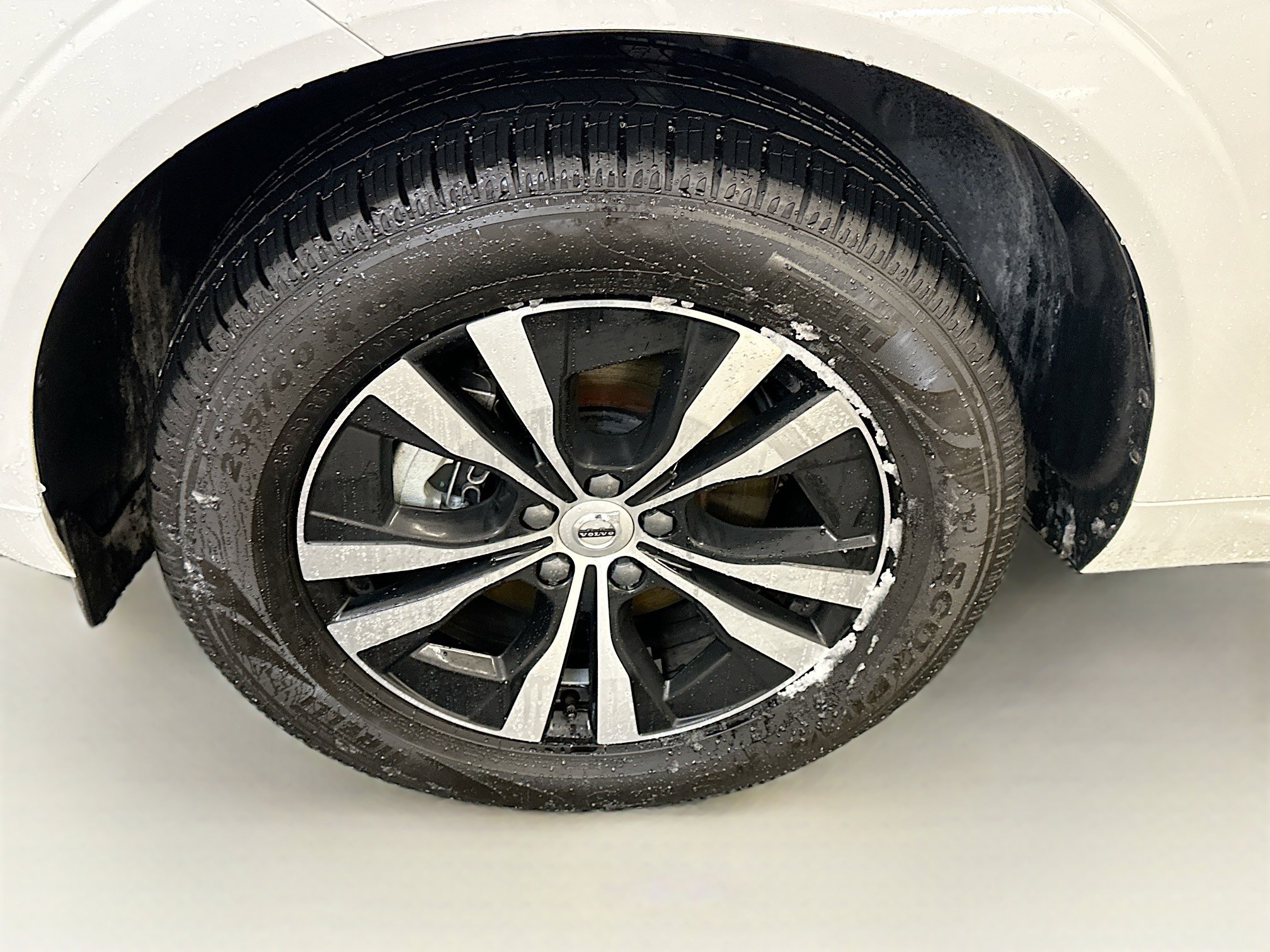 Used 2023 Volvo XC60 B5 Core image 11