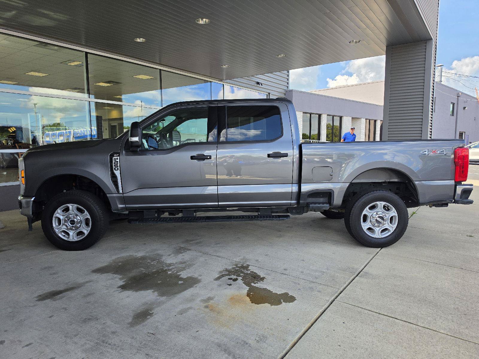 Used 2025 Ford F250 XLT AWD/4WD image 2