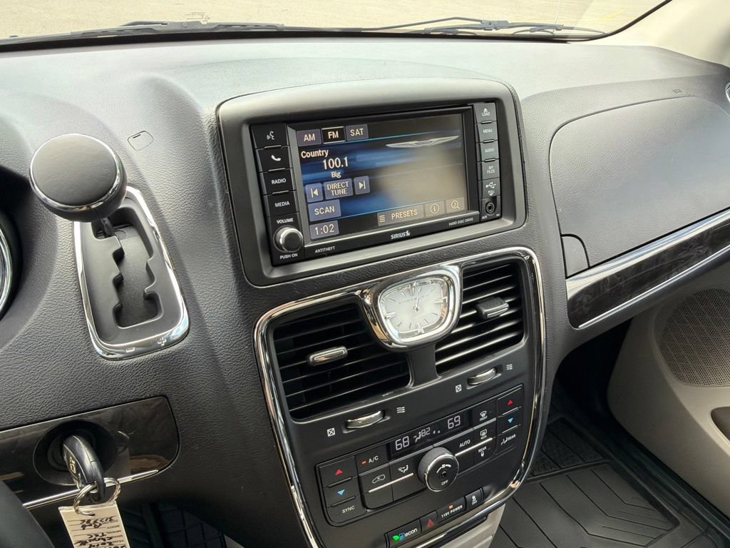 Used 2014 Chrysler Town & Country Touring FWD image 18