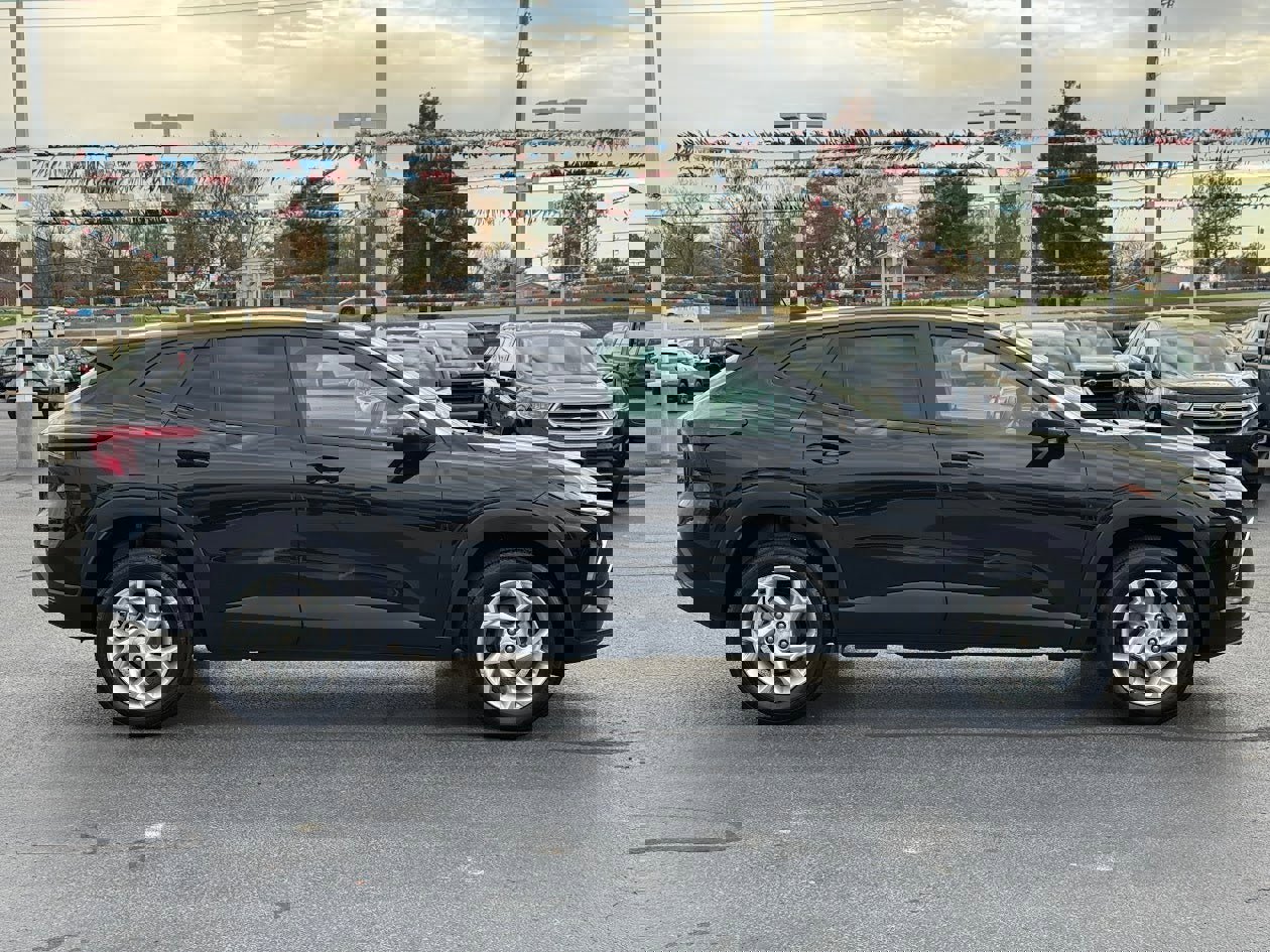 Used 2025 Chevrolet Trax LS w/ LS Convenience Package image 4