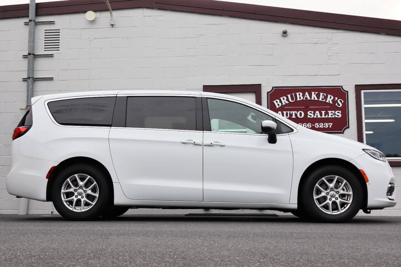 Used 2023 Chrysler Pacifica Touring