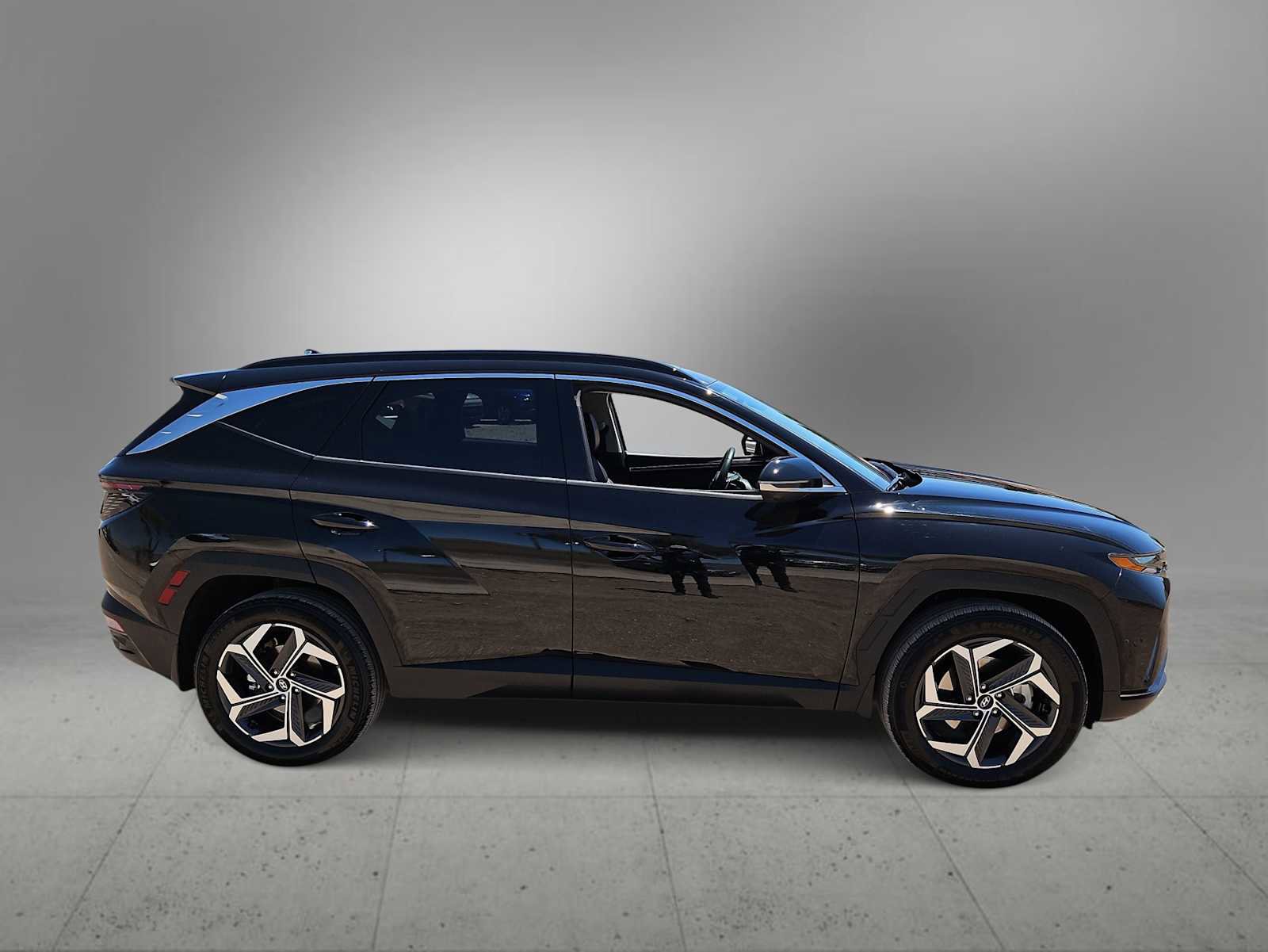 Certified 2022 Hyundai Tucson Limited w/ Cargo Package AWD/4WD image 9