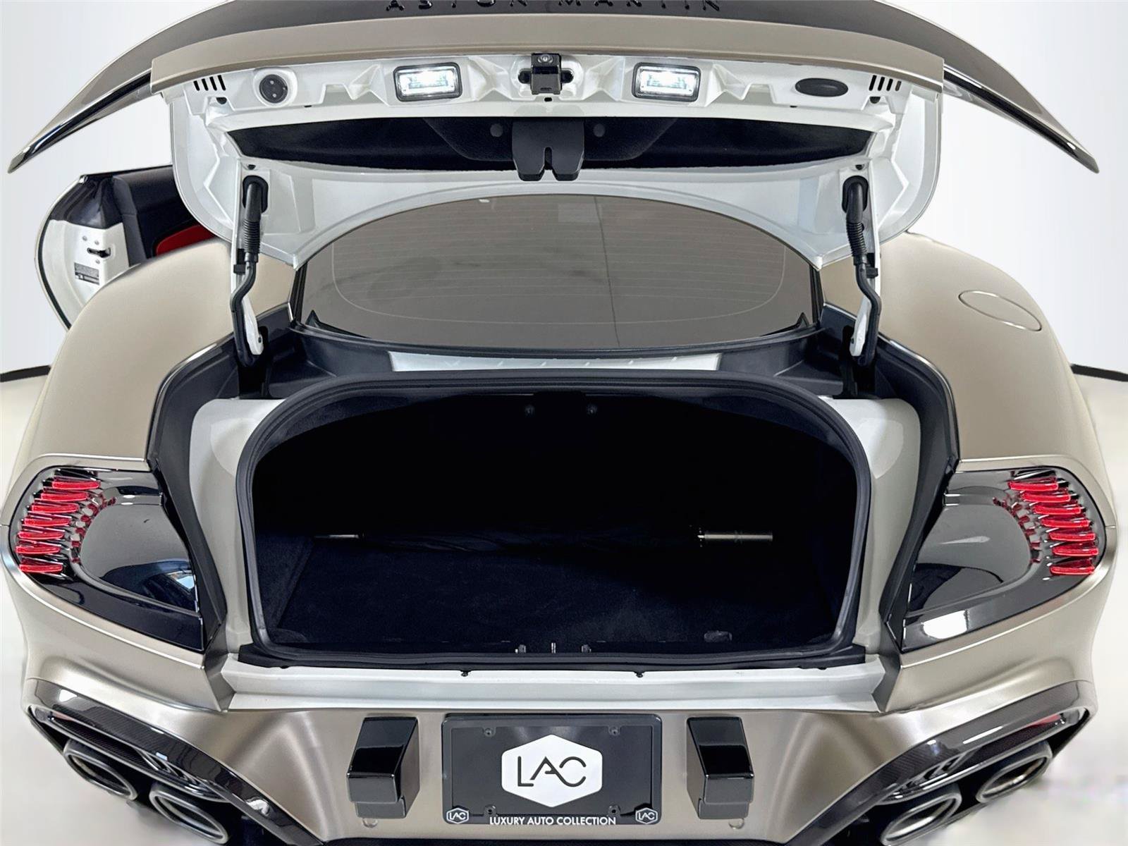 Used 2025 Aston Martin Vanquish RWD image 23