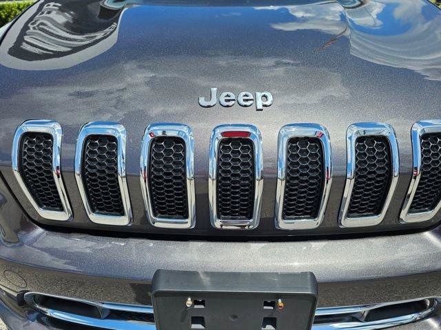 Used 2018 Jeep Cherokee Overland w/ Technology Group AWD/4WD image 9