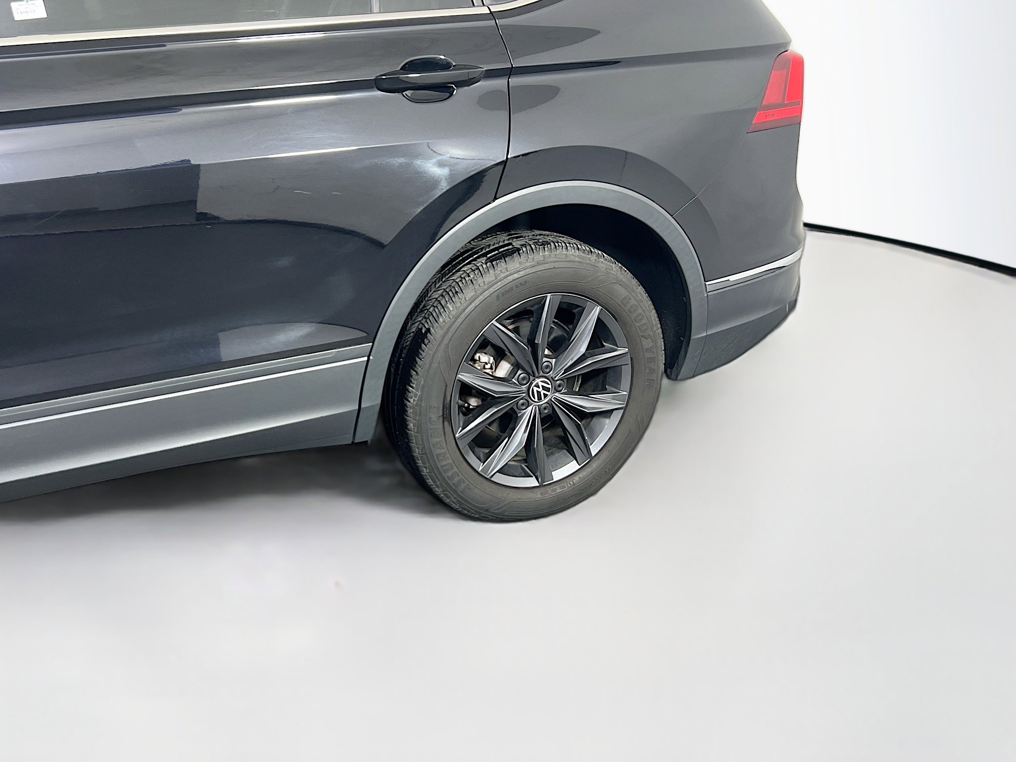 Used 2022 Volkswagen Tiguan SE AWD/4WD image 30