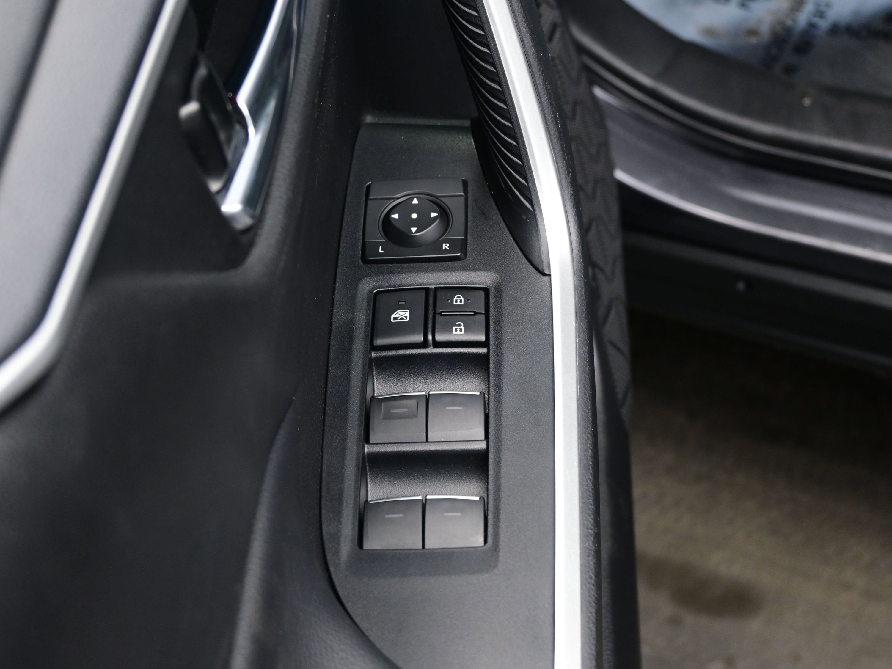 Used 2022 Toyota RAV4 XLE w/ Convenience Package image 10