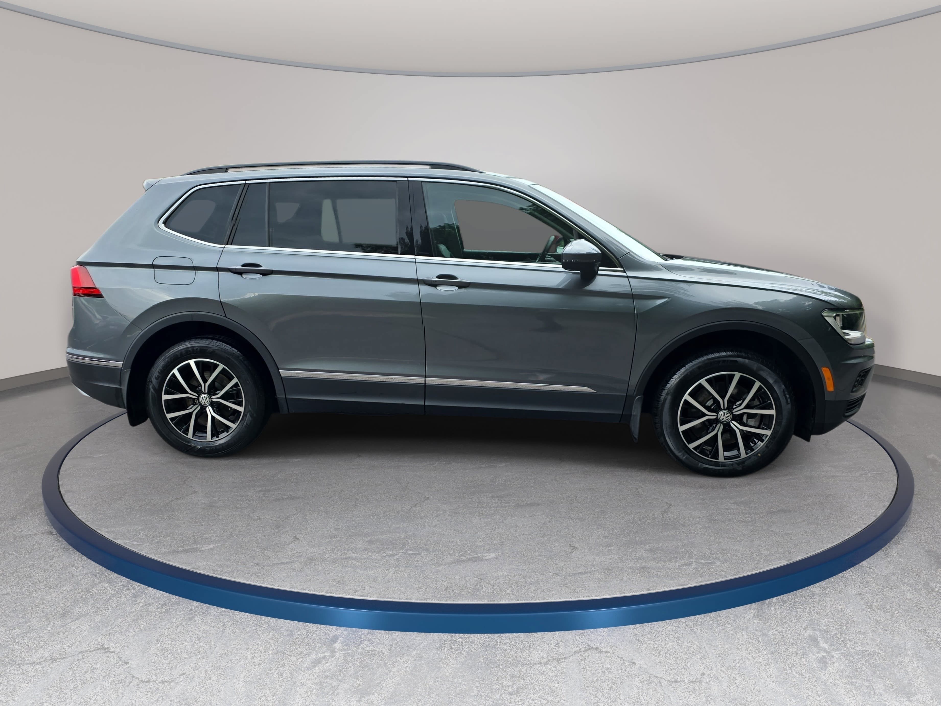 Used 2021 Volkswagen Tiguan SE FWD image 4