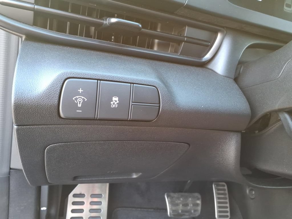 New 2025 Hyundai Elantra Sport FWD image 16