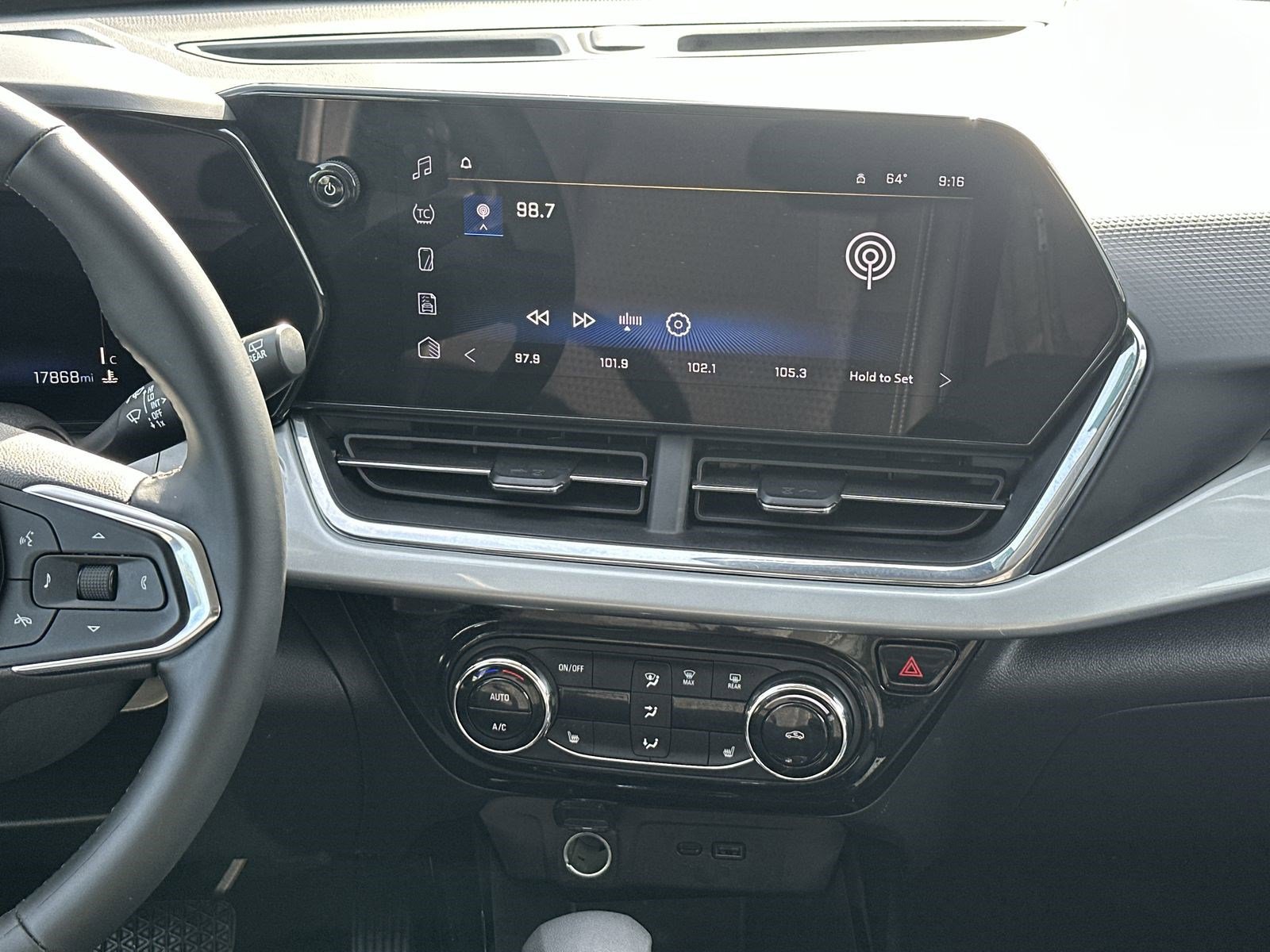 Used 2025 Chevrolet Trax LT w/ LT Convenience Package FWD image 25