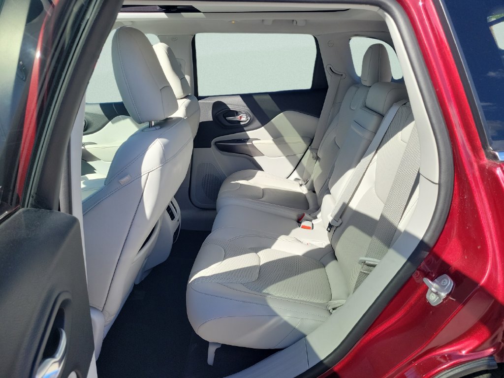 Used 2019 Jeep Cherokee Overland w/ Technology Group AWD/4WD image 15