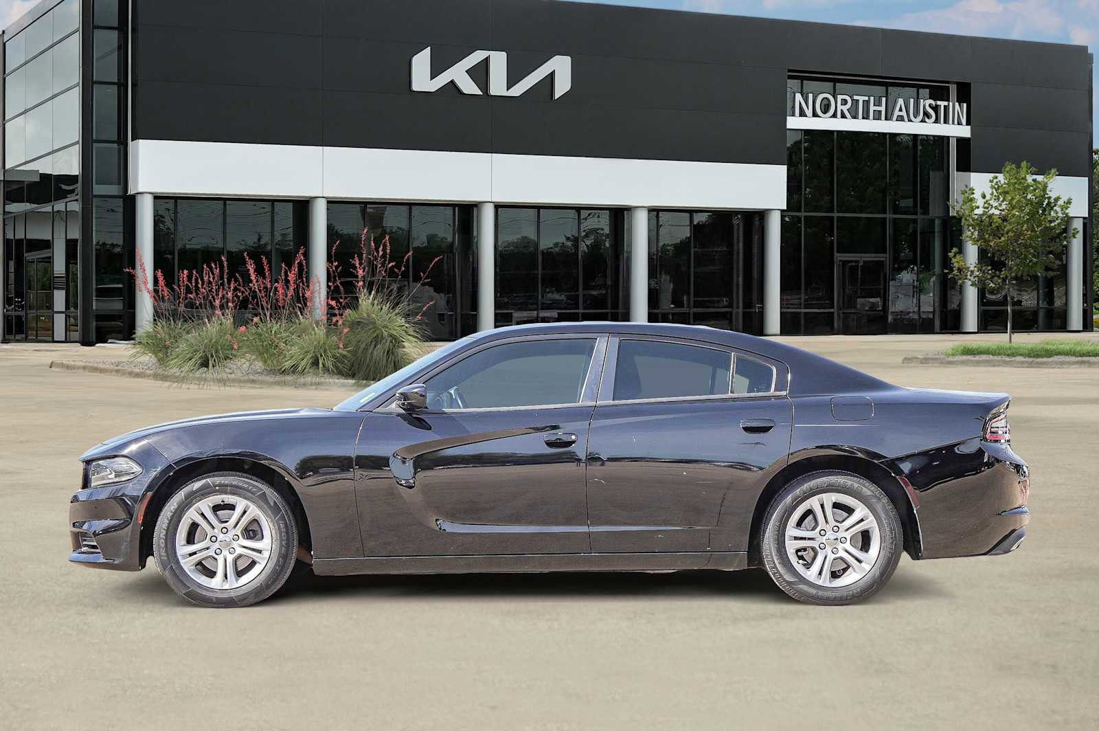 Used 2019 Dodge Charger SXT image 4