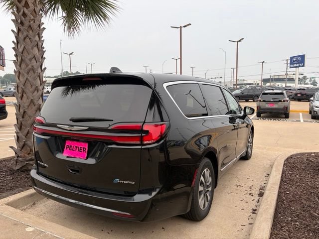 Used 2022 Chrysler Pacifica Limited FWD image 25