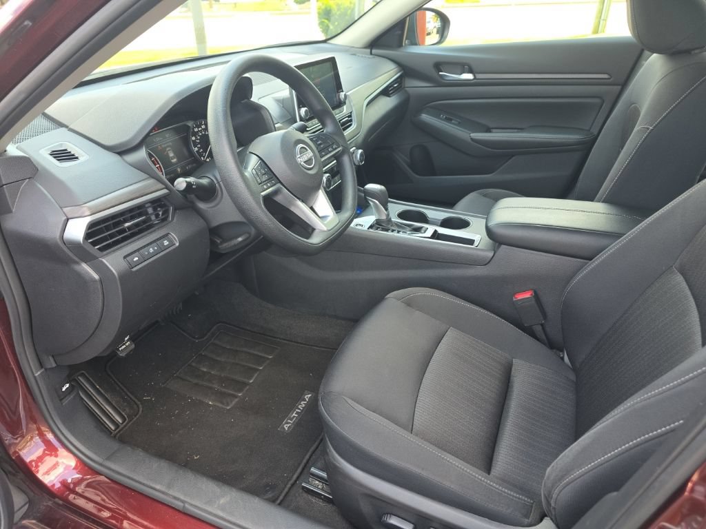 Used 2025 Nissan Altima 2.5 SV FWD image 8