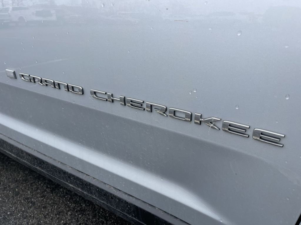 Used 2023 Jeep Grand Cherokee Laredo w/ Luxury Tech Group I image 11