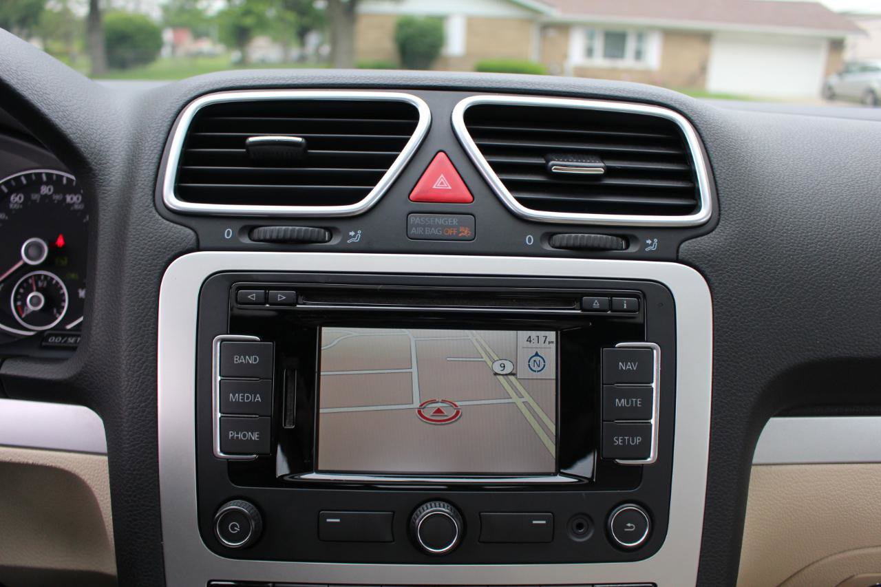 Used 2015 Volkswagen Eos Komfort FWD image 35