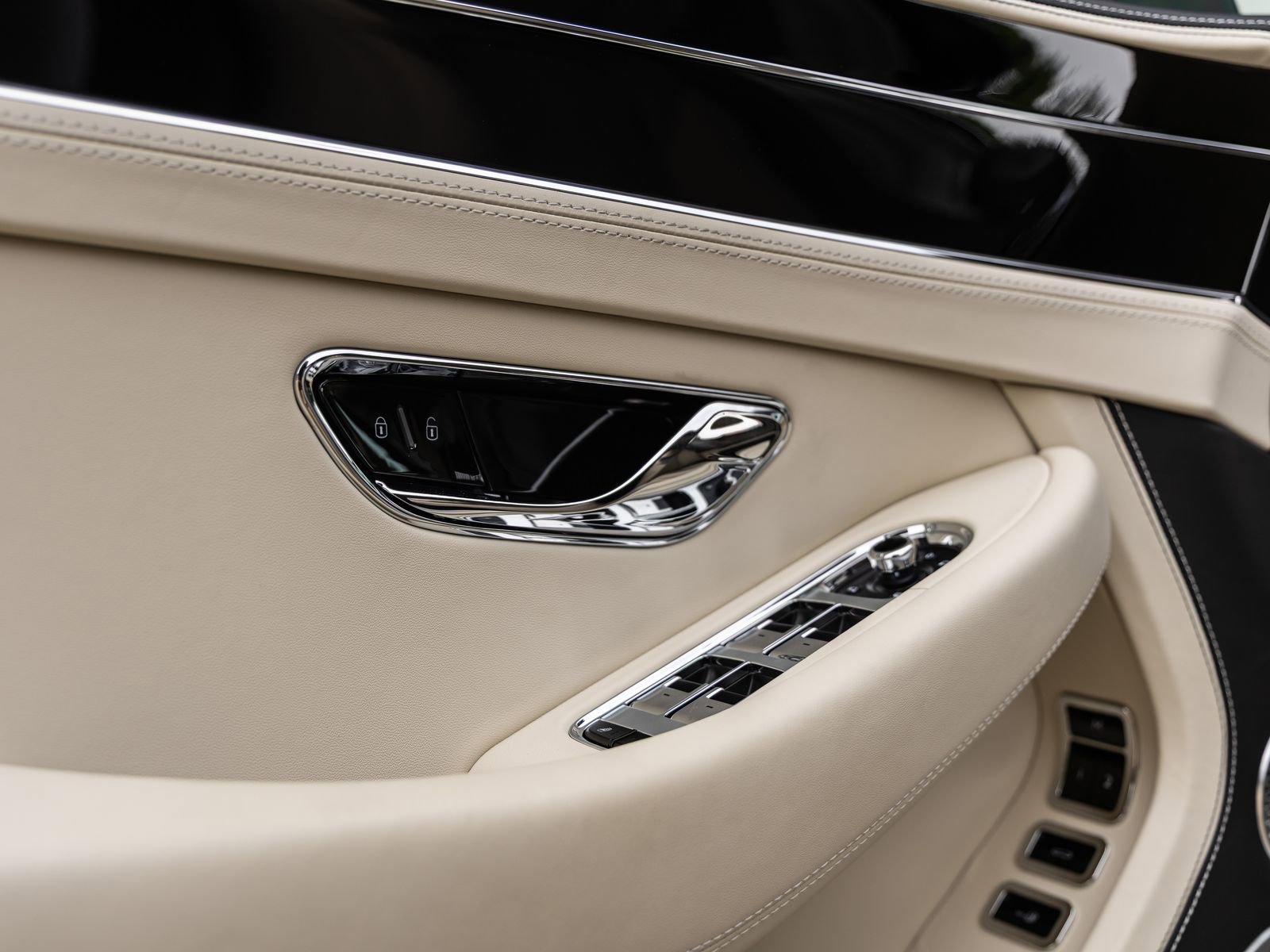 Used 2025 Bentley Continental GTC AWD/4WD image 24