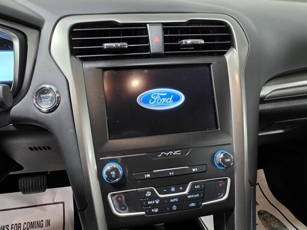 Used 2020 Ford Fusion SE FWD image 11