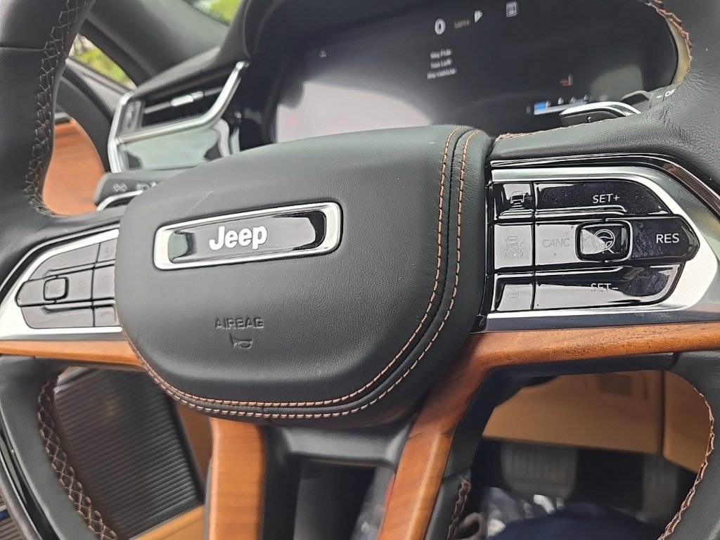 Used 2025 Jeep Grand Cherokee Summit AWD/4WD image 22