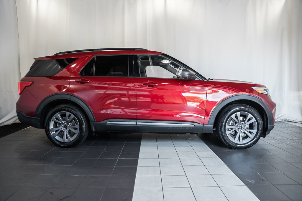 Used 2021 Ford Explorer XLT w/ Equipment Group 202A AWD/4WD image 3
