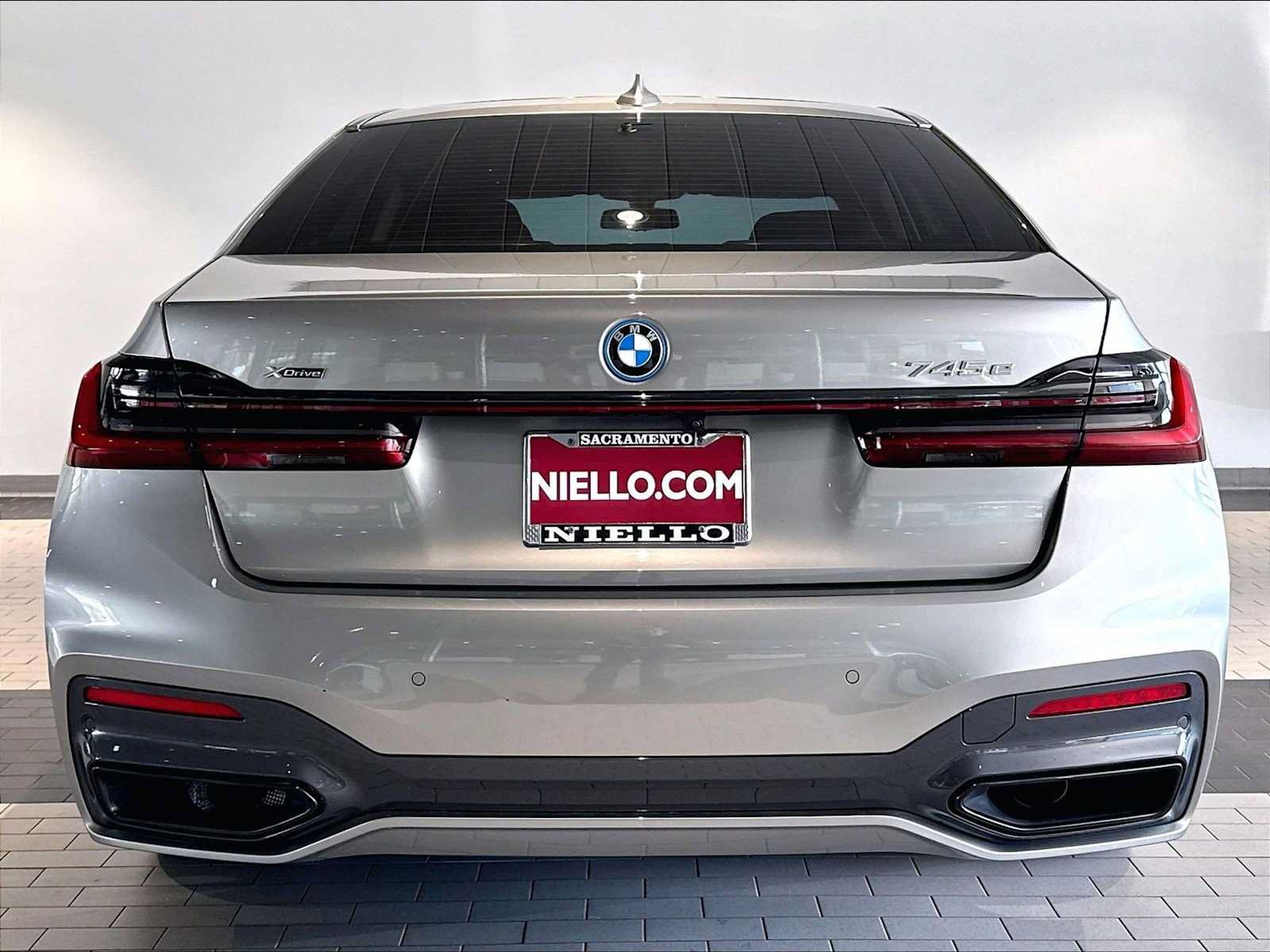 Used 2022 BMW 745e xDrive w/ M Sport Package AWD/4WD image 9