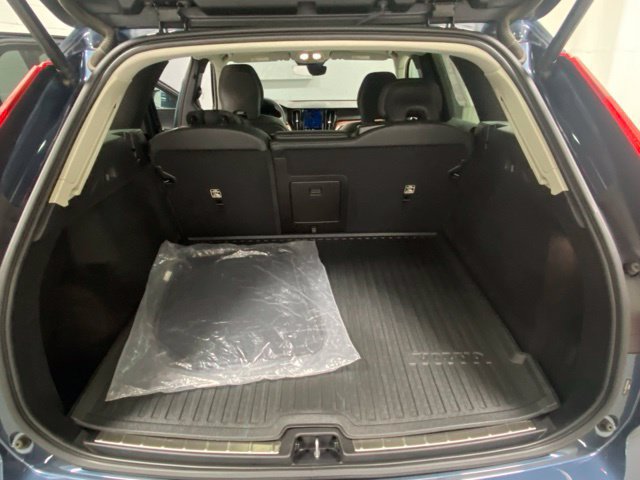 Certified 2023 Volvo XC60 B5 Plus AWD/4WD image 10