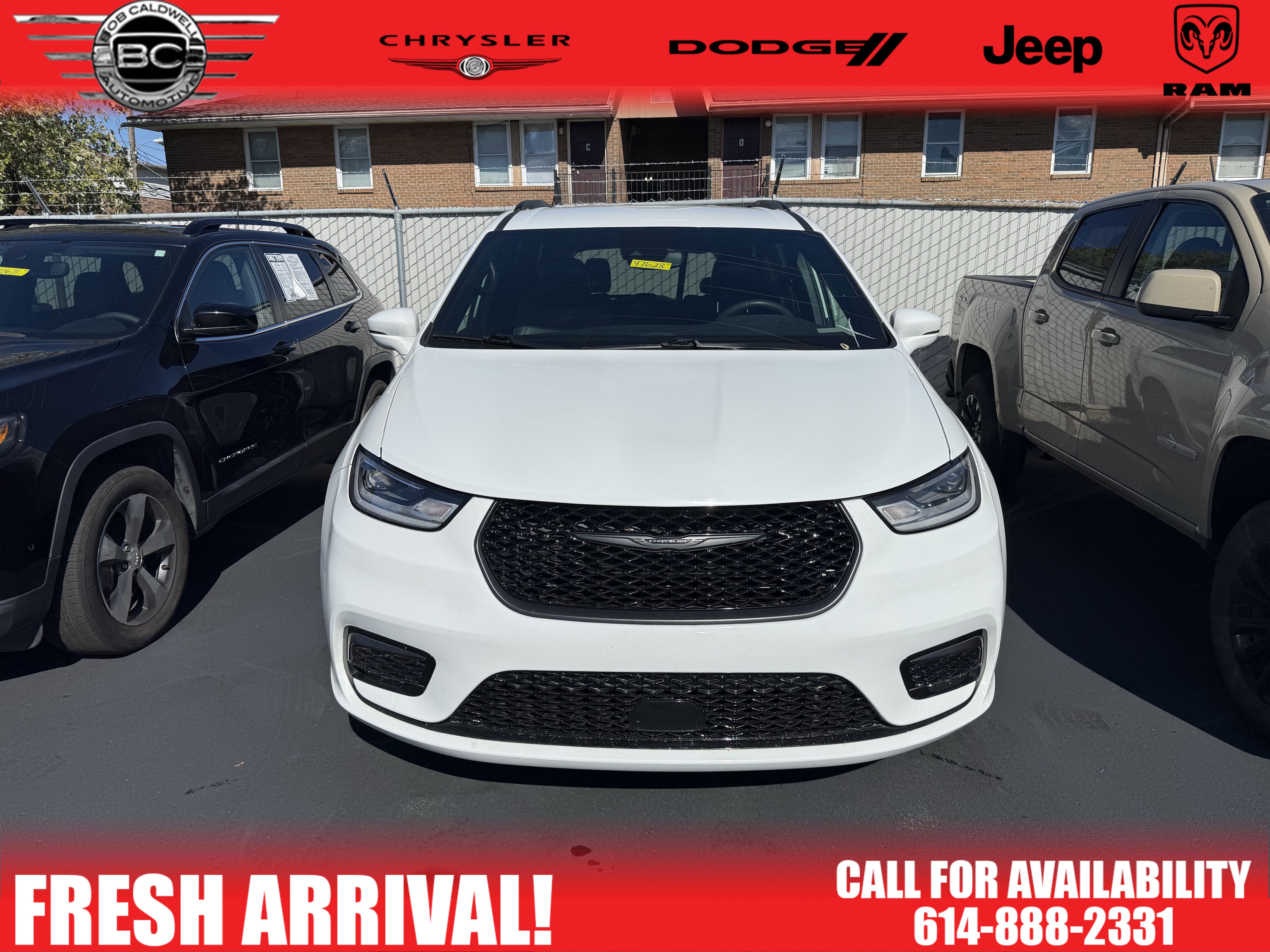 Used 2022 Chrysler Pacifica Touring-L w/ S Appearance Package image 3