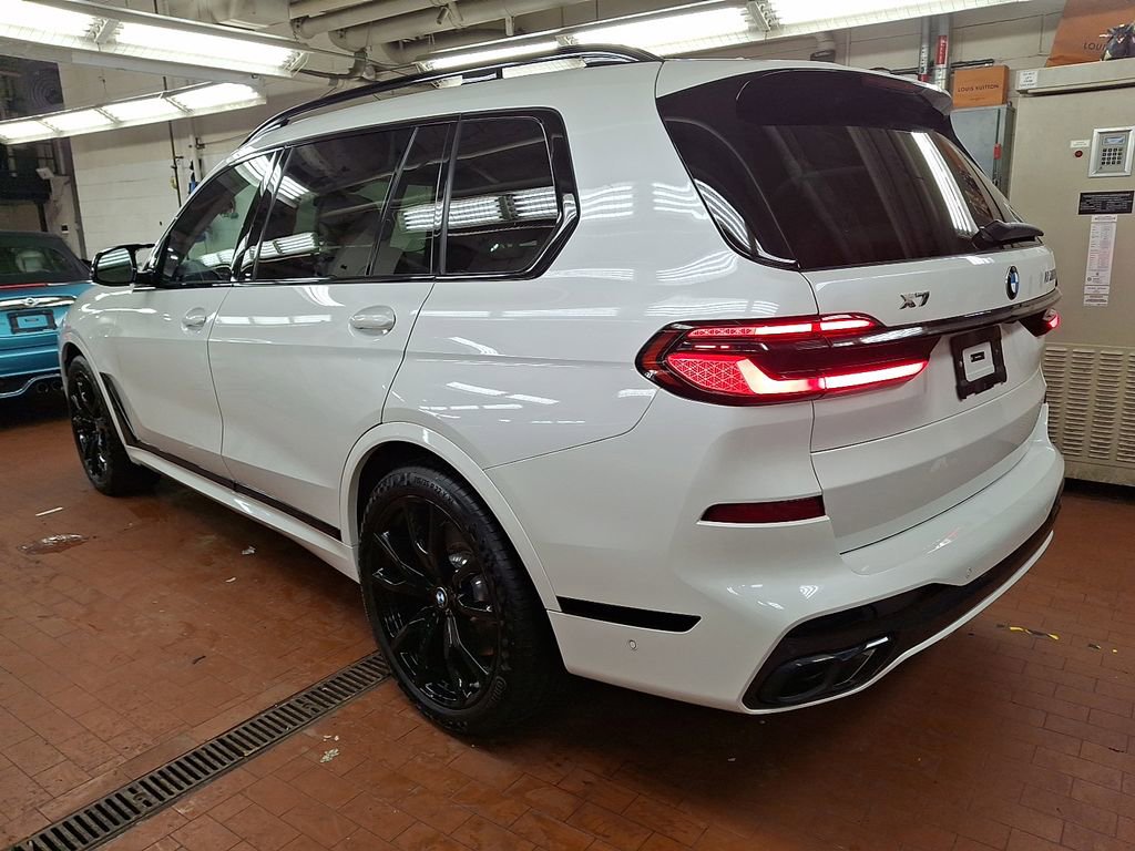 Used 2025 BMW X7 M60i image 6