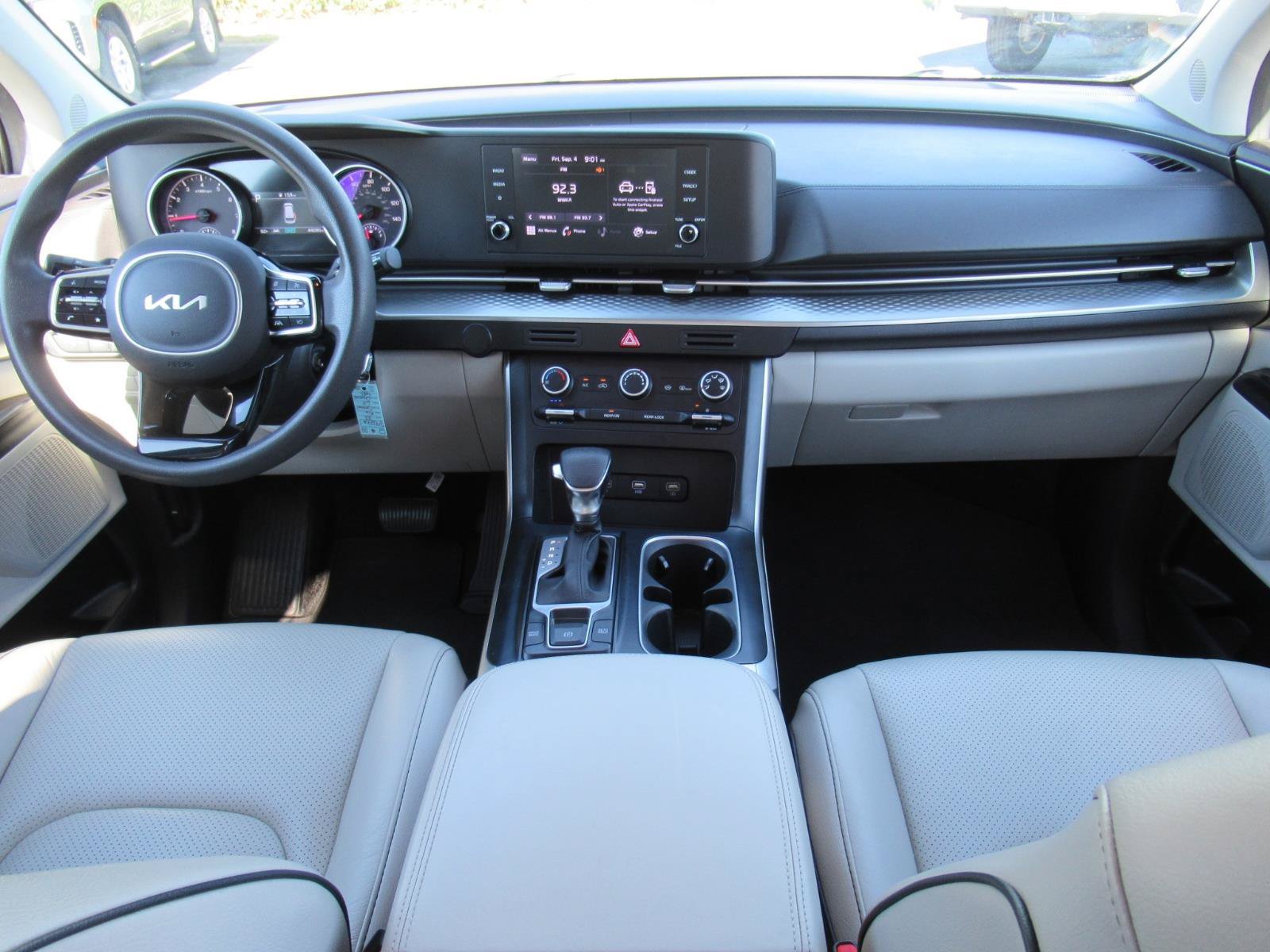 Used 2022 Kia Carnival LX FWD image 15