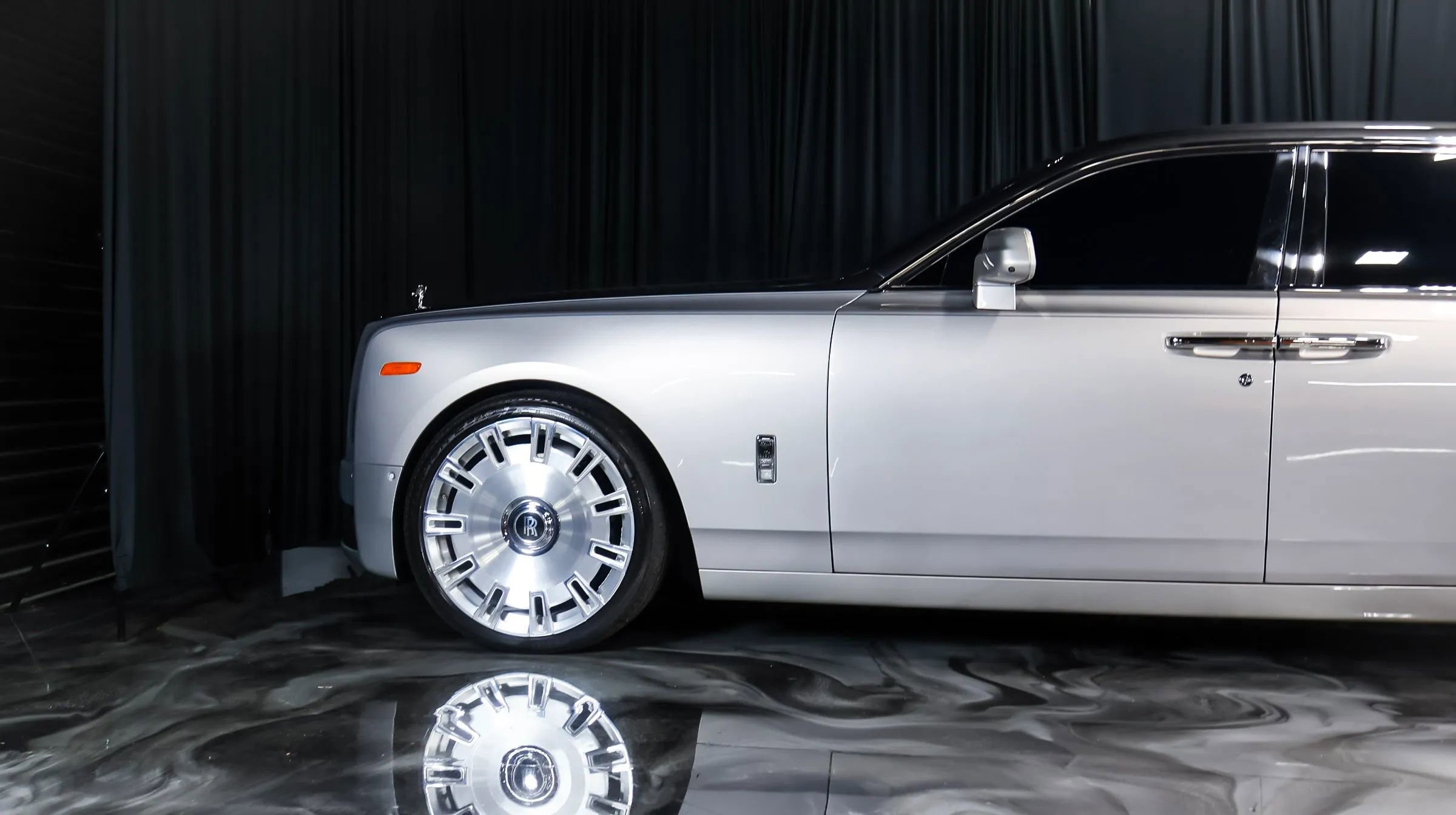 Used 2018 Rolls-Royce Phantom Sedan RWD image 3