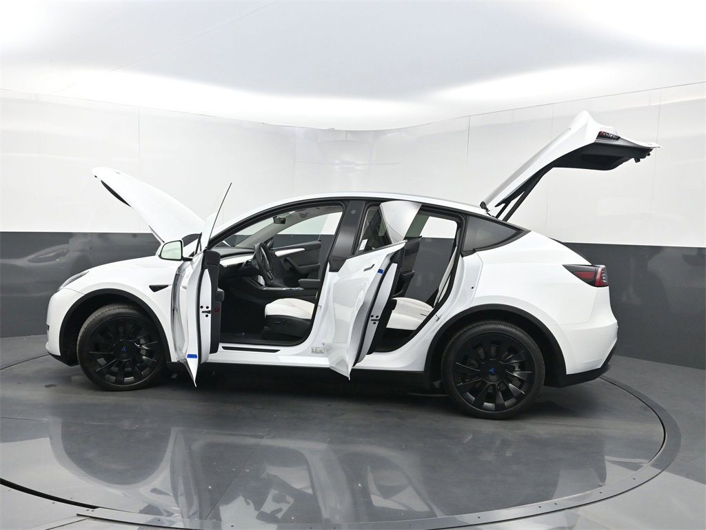 Used 2023 Tesla Model Y Long Range image 34