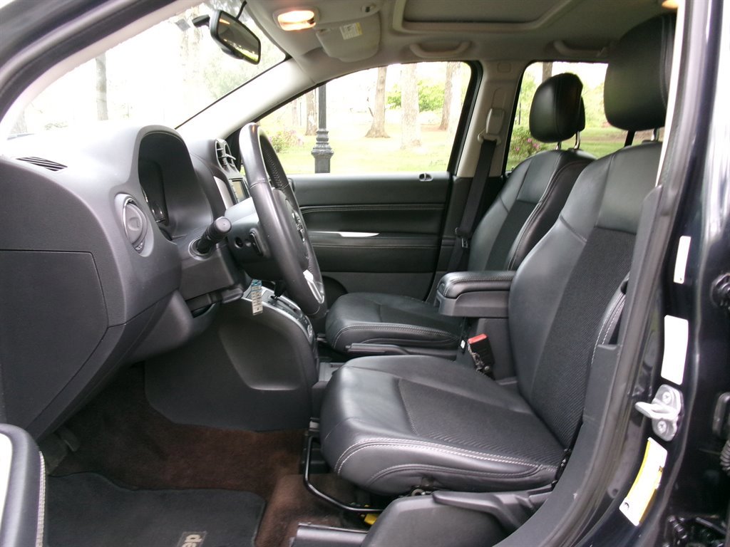 Used 2014 Jeep Compass Latitude w/ Sun/Sound Group FWD image 12