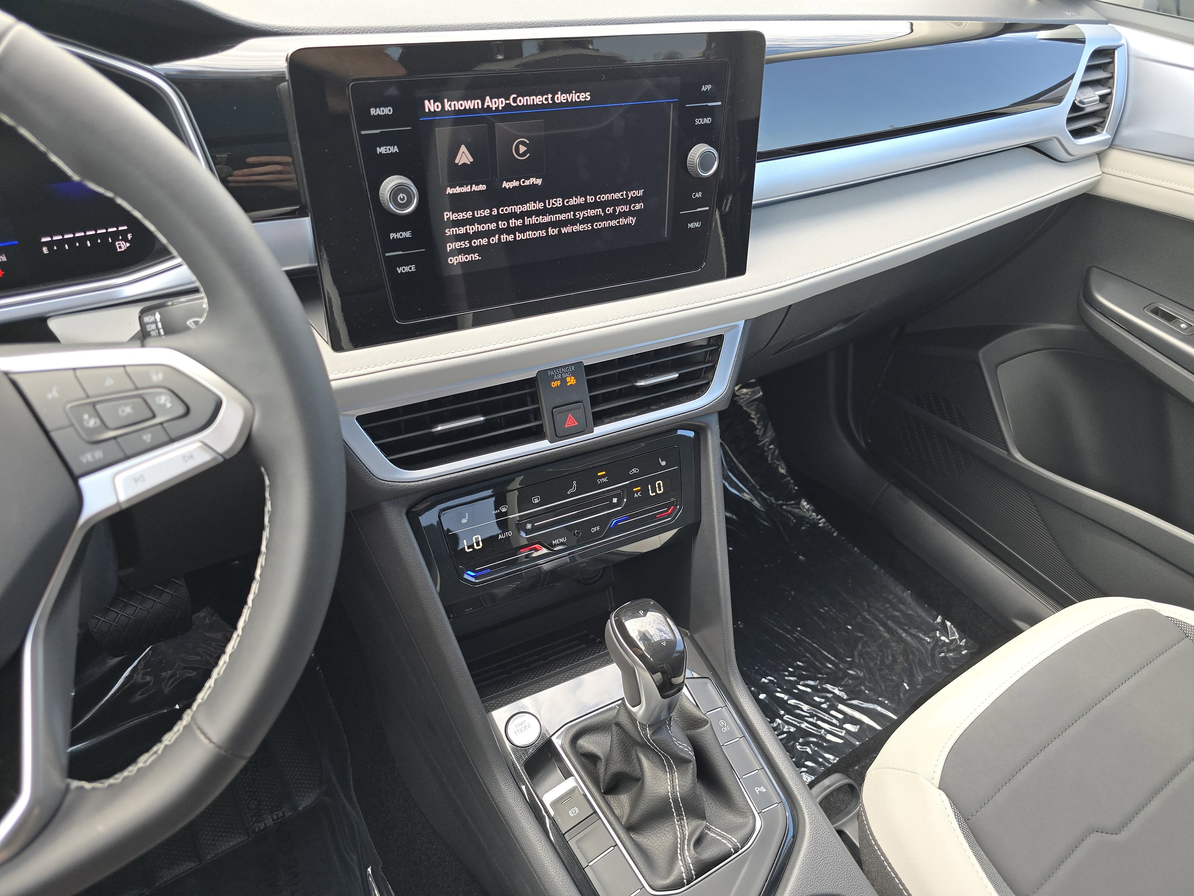 New 2025 Volkswagen Taos SE image 25