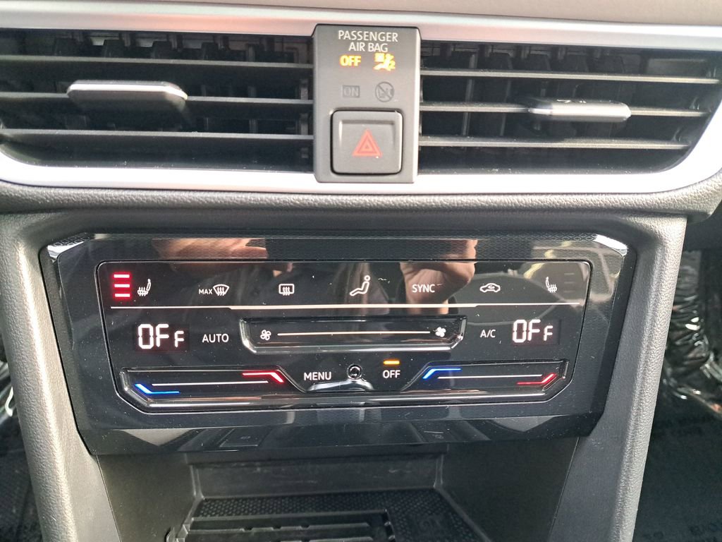 Used 2025 Volkswagen Taos SE AWD/4WD image 22