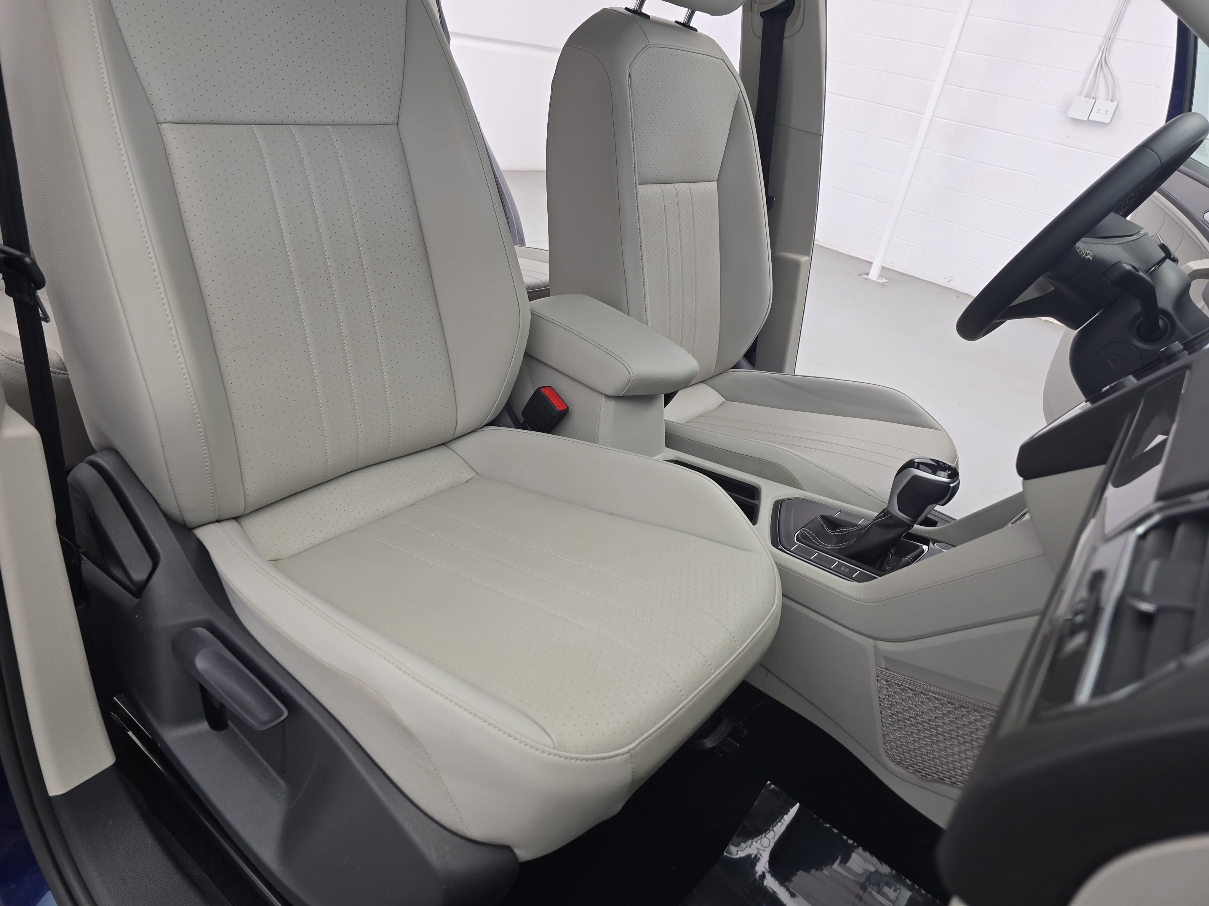 Used 2023 Volkswagen Tiguan SE w/ Panoramic Sunroof Package FWD image 10