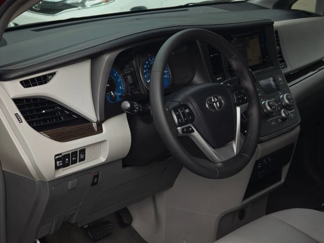 Used 2017 Toyota Sienna XLE w/ XLE Navigation Package FWD image 17