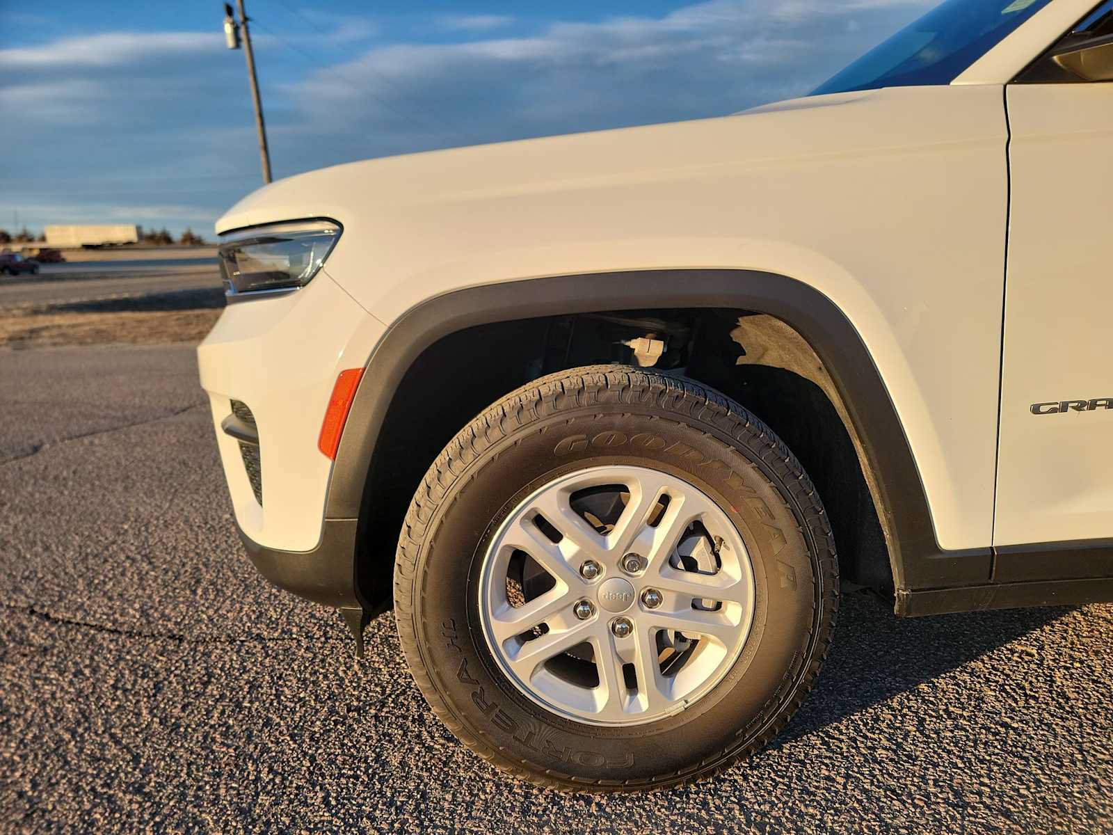 Used 2024 Jeep Grand Cherokee Laredo AWD/4WD image 10