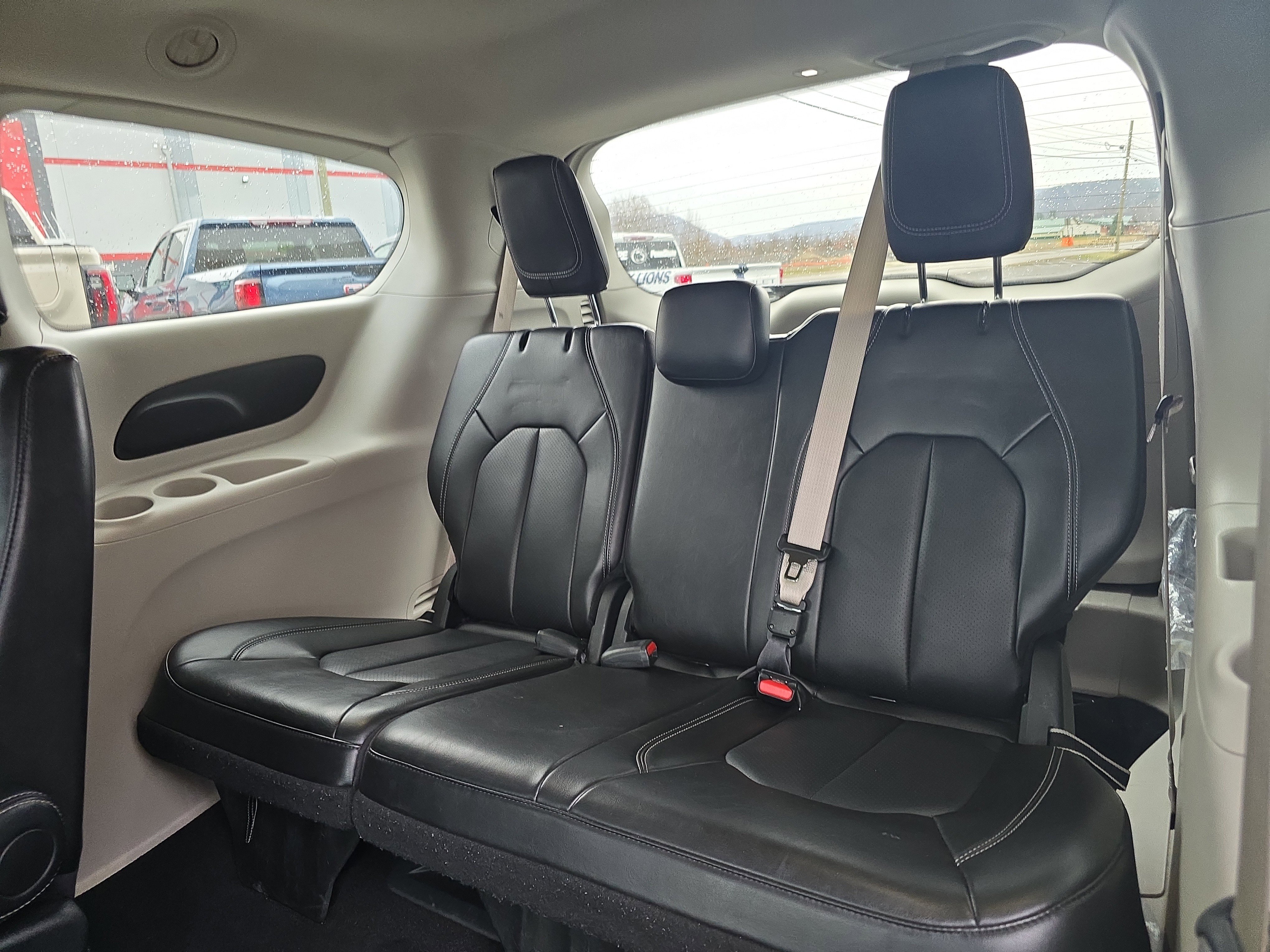 Used 2024 Chrysler Pacifica Touring-L image 15