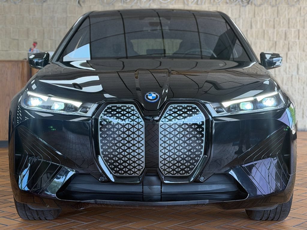 Used 2023 BMW iX xDrive50 w/ Sport Package AWD/4WD image 3