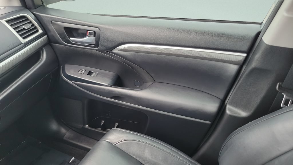 Certified 2018 Toyota Highlander SE FWD image 13