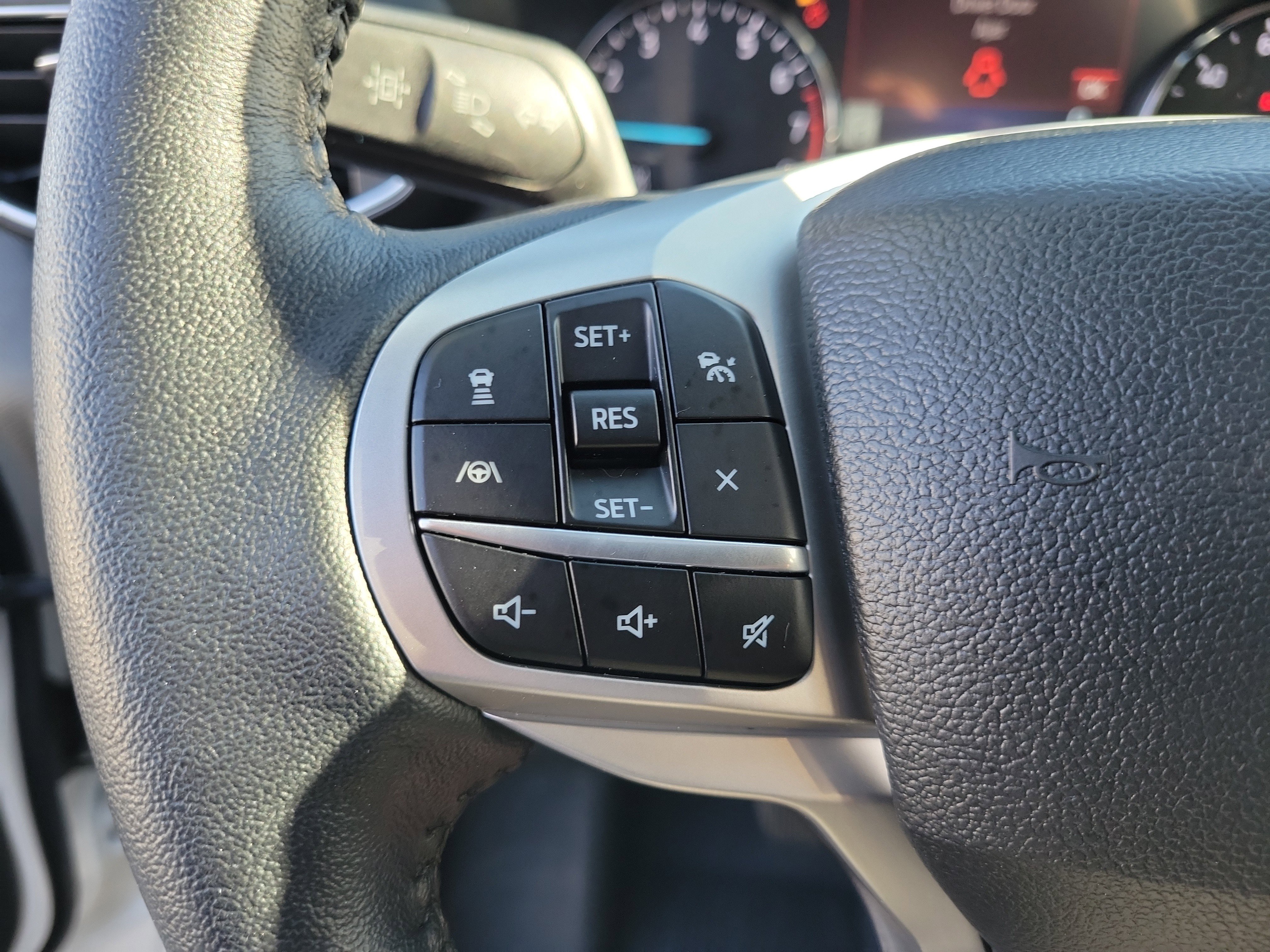 Certified 2022 Ford Explorer XLT w/ Equipment Group 202A image 5