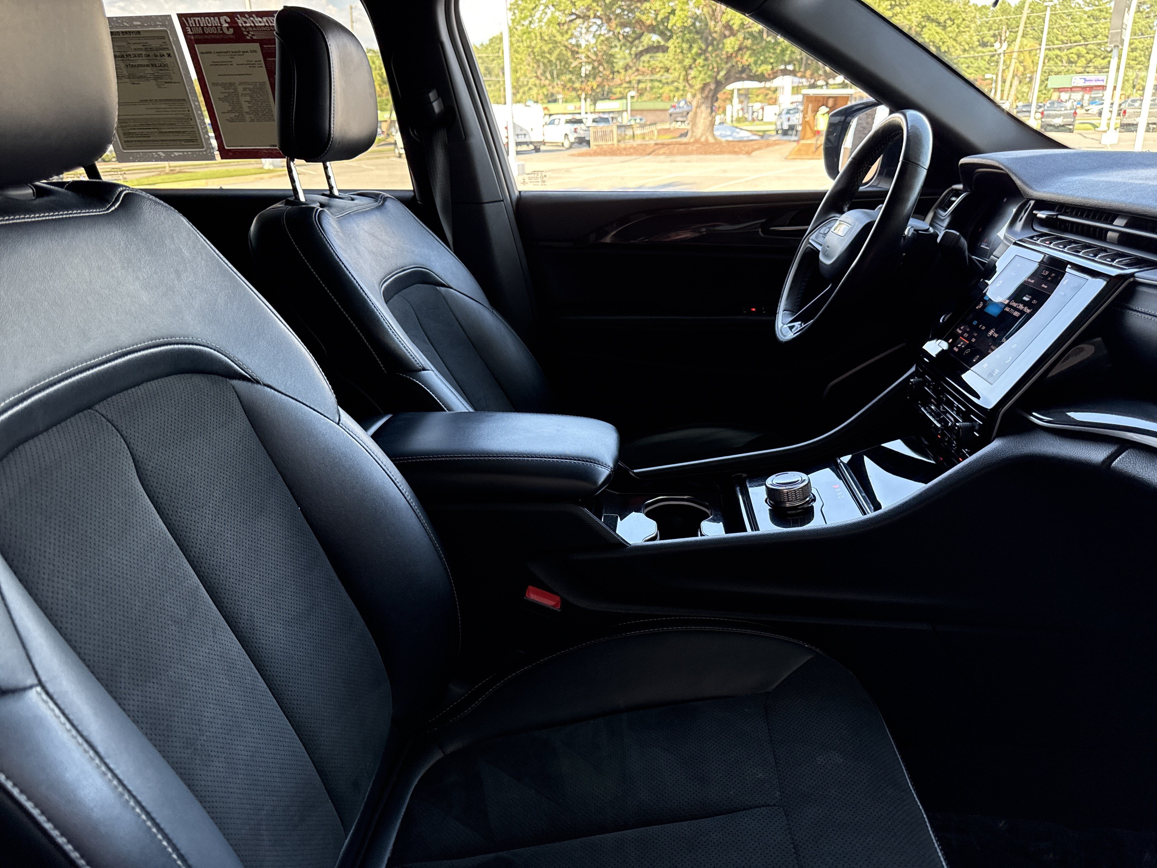 Used 2022 Jeep Grand Cherokee L Laredo AWD/4WD image 32