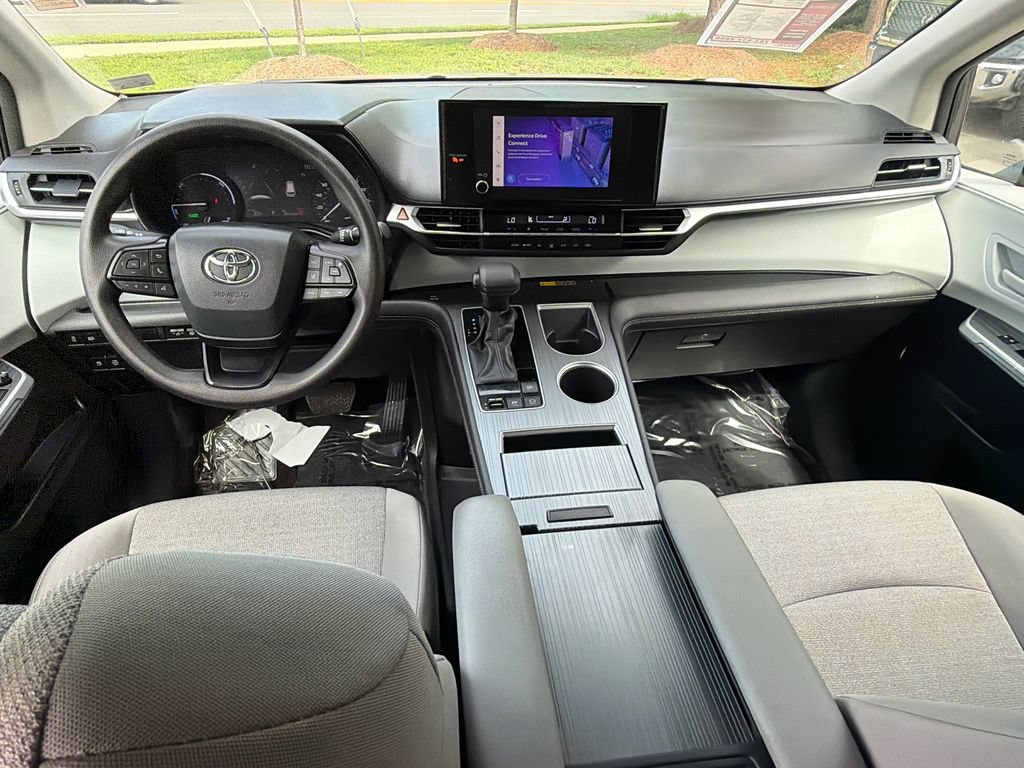 Used 2025 Toyota Sienna LE FWD image 16