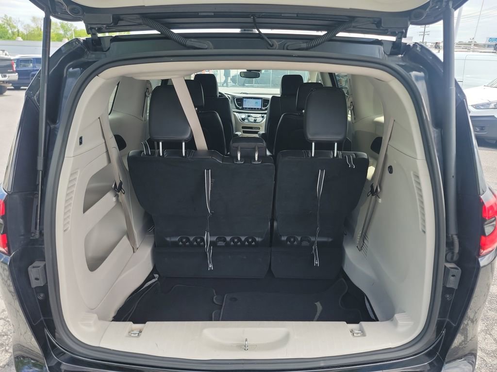 Used 2023 Chrysler Pacifica Touring-L FWD image 17