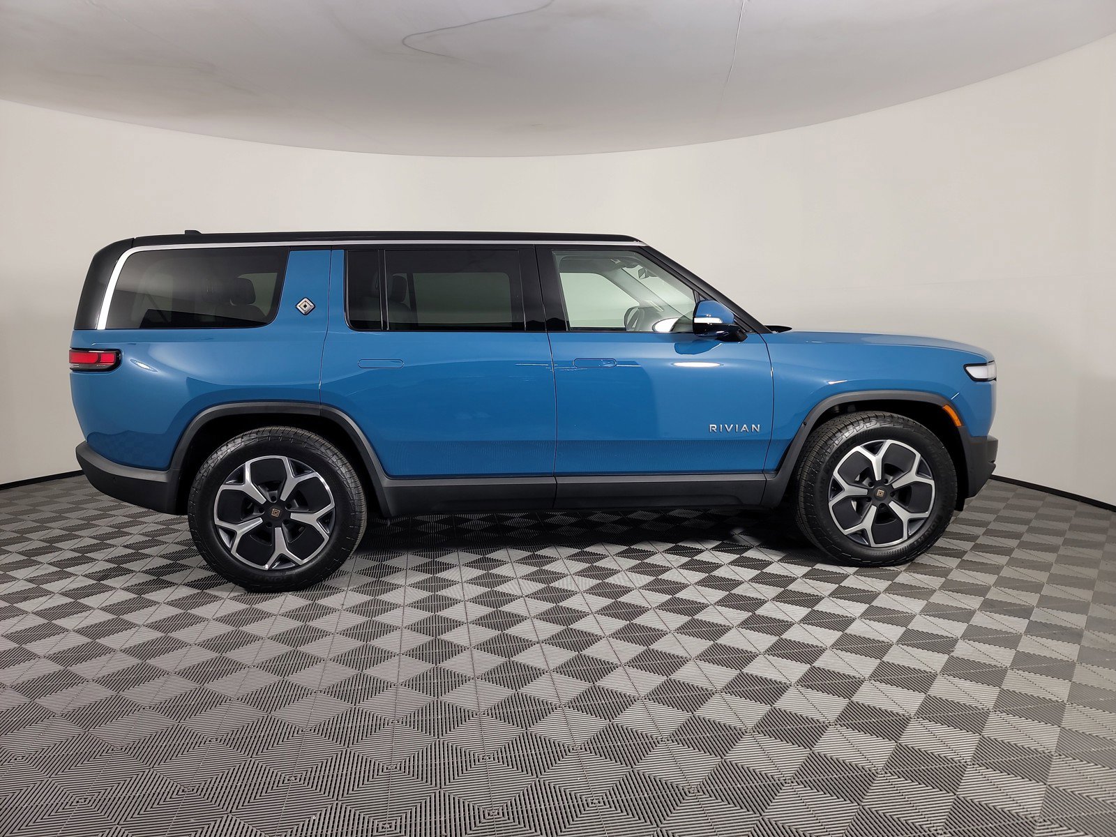 Used 2024 Rivian R1S Adventure AWD/4WD image 6