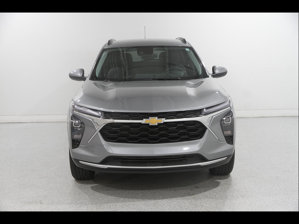 Used 2025 Chevrolet Trax LT w/ LT Convenience Package FWD image 2